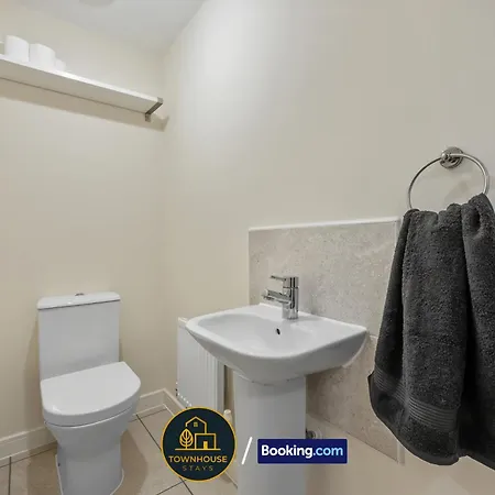 4br House By Townhouse Short Lets & Serviced With Wi-fi & Free Parking *