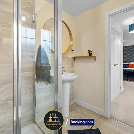4br House By Townhouse Short Lets & Serviced With Wi-fi & Free Parking *