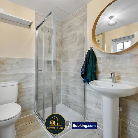 4br House By Townhouse Short Lets & Serviced With Wi-fi & Free Parking Holiday home