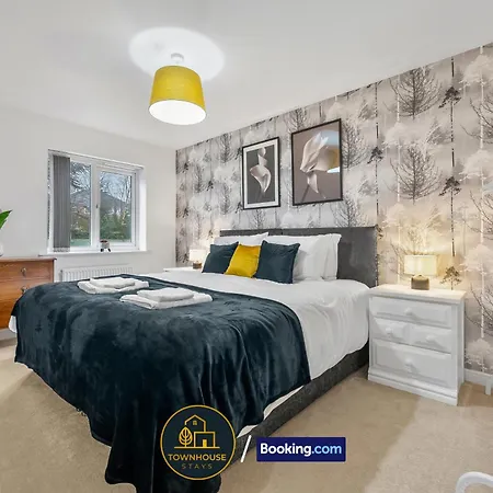 4br House By Townhouse Short Lets & Serviced With Wi-fi & Free Parking *