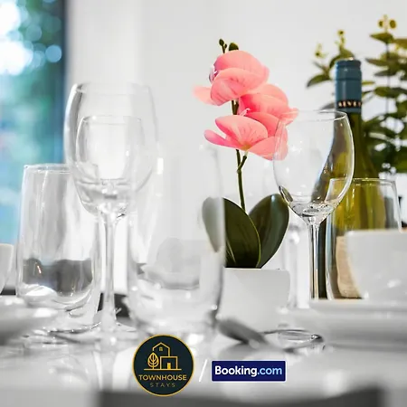 4br House By Townhouse Short Lets & Serviced With Wi-fi & Free Parking Holiday home *