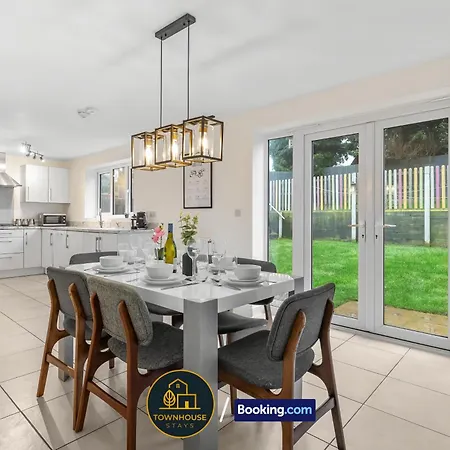 Holiday home 4br House By Townhouse Short Lets & Serviced With Wi-fi & Free Parking *